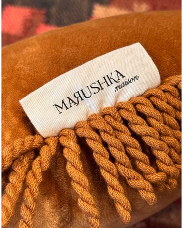Coussin rond à franges en velours coloris camel inspiré, rétro mais tellement chic